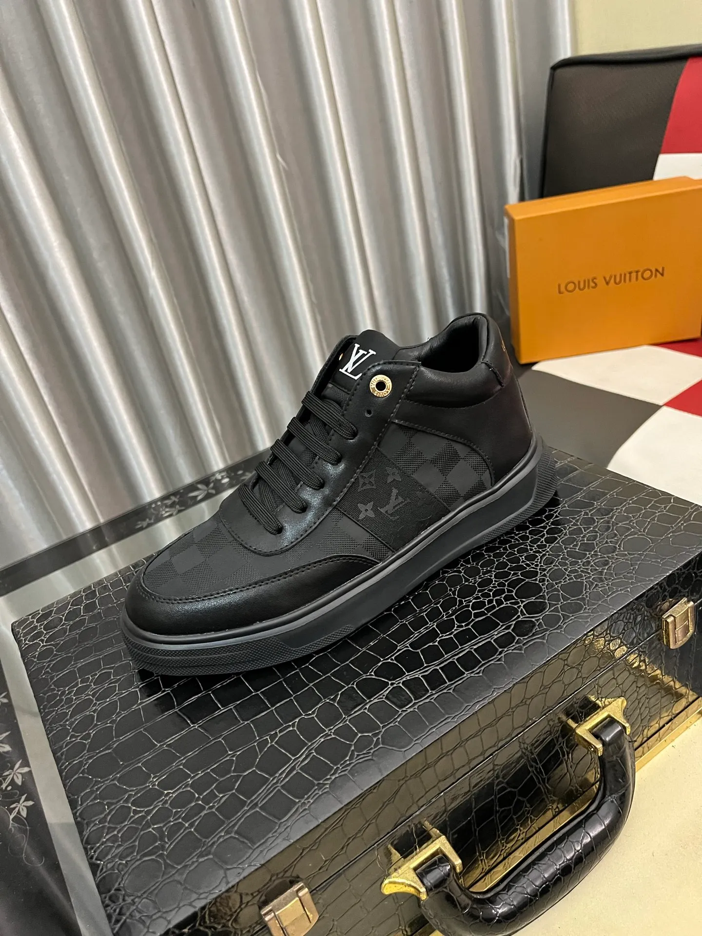 Men's shoes💰: 420⌚️⌚️"LOUI* VUITTO*" popular men's casual shoes, genuine Italian development💯purchase level quality✔️The upper is made of first-layer cowhide, comfortable and soft sheepskin foot pads⚡️Fashionable and versatile. The toe last shape is firm and full, and the soles are made from LV original molds and can be moved in and out of the counter at will. Light and comfortable on the foot~purely handmade, details determine quality! Size:38-442️⃣Colors available